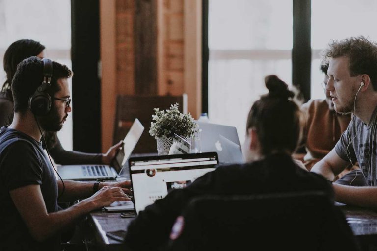 outils-collaboratif-travail-groupe-etudiants-768x512 outils-collaboratif-travail-groupe-etudiants